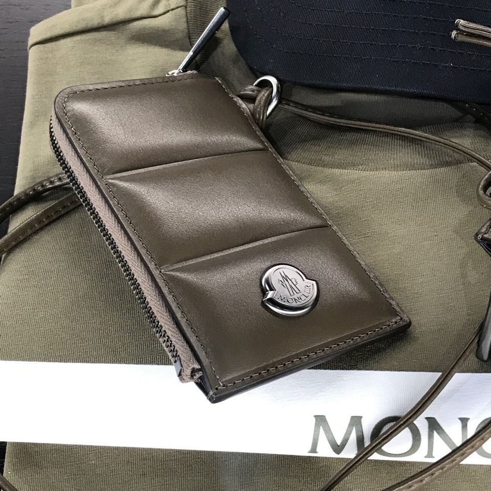 パリ直営店買付！【MONCLER】ストラップ付き小財布☆2色 (MONCLER