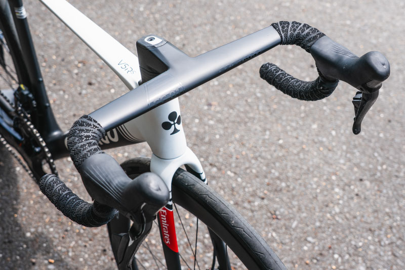 完成車には、コルナゴオリジナルのステム一体型ハンドル、CC.01が付属