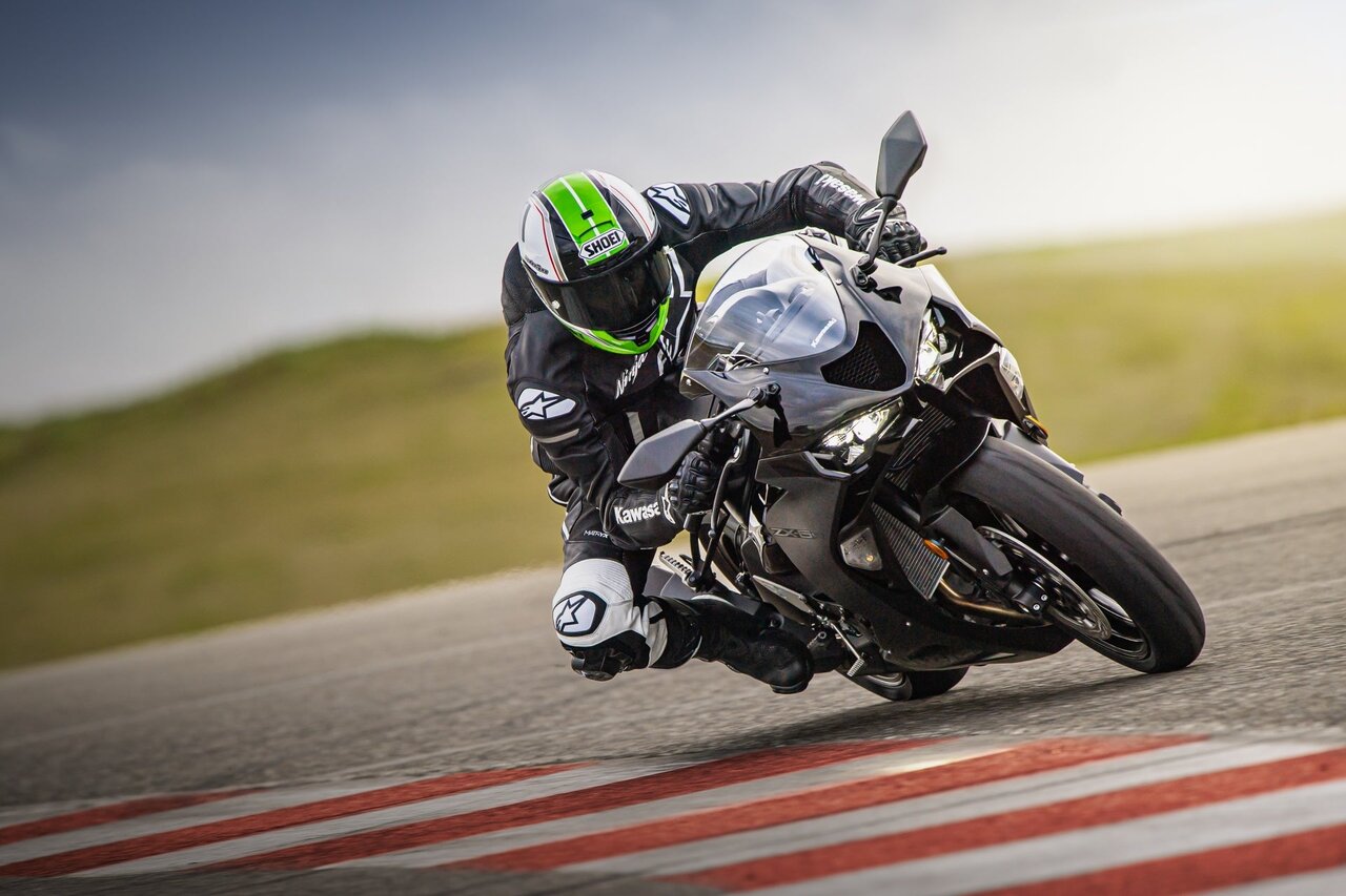 カワサキ】ミドルスーパースポーツ「Ninja ZX-6R」！排気量636㎝³の