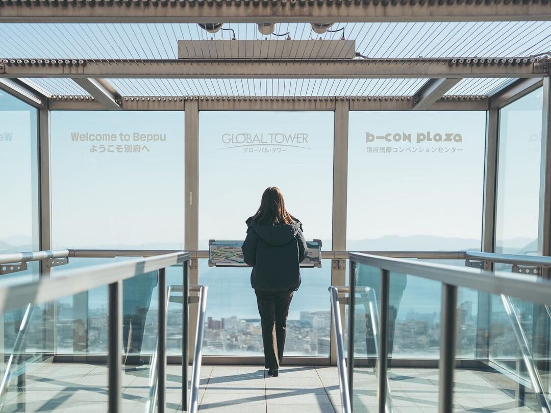 グローバルタワー」の地上100mに浮かぶガラス箱から別府市内を見渡す