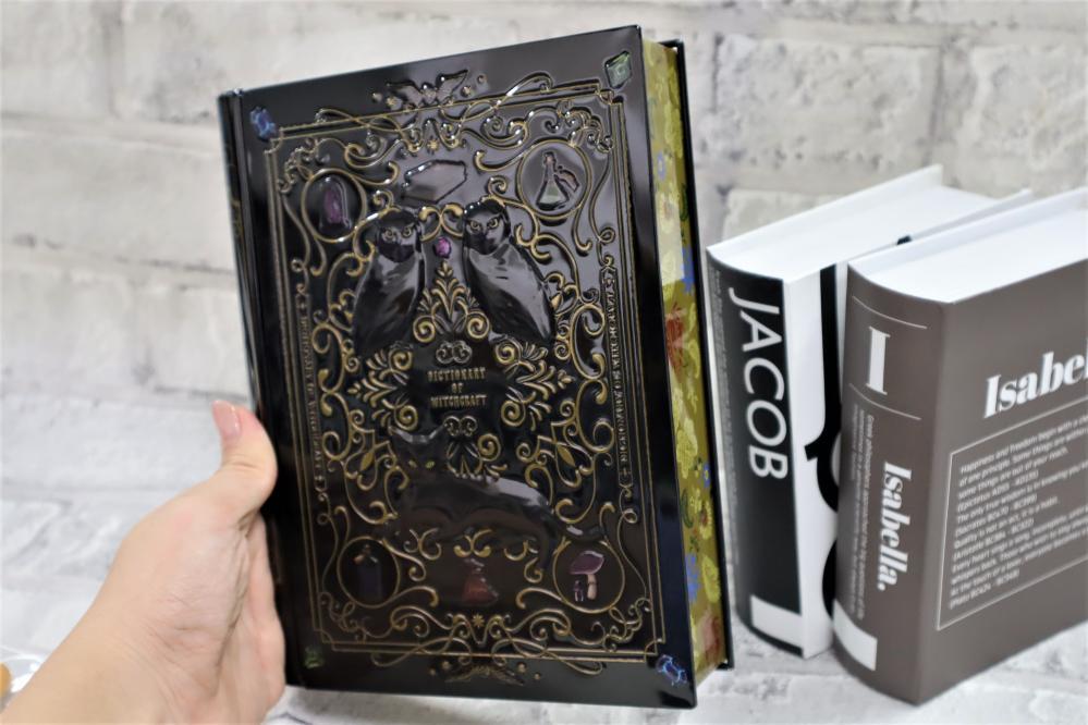 カルディ】「デザイン一目惚れでした」魔法辞書クッキー缶、クオリティ