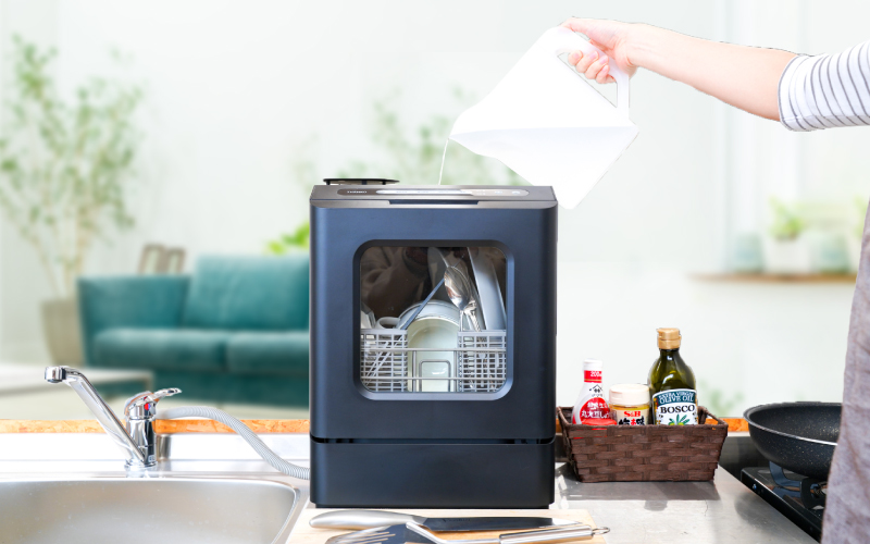 工事不要でシンク横に置けるタンク式食洗機「ラクアmini Plus