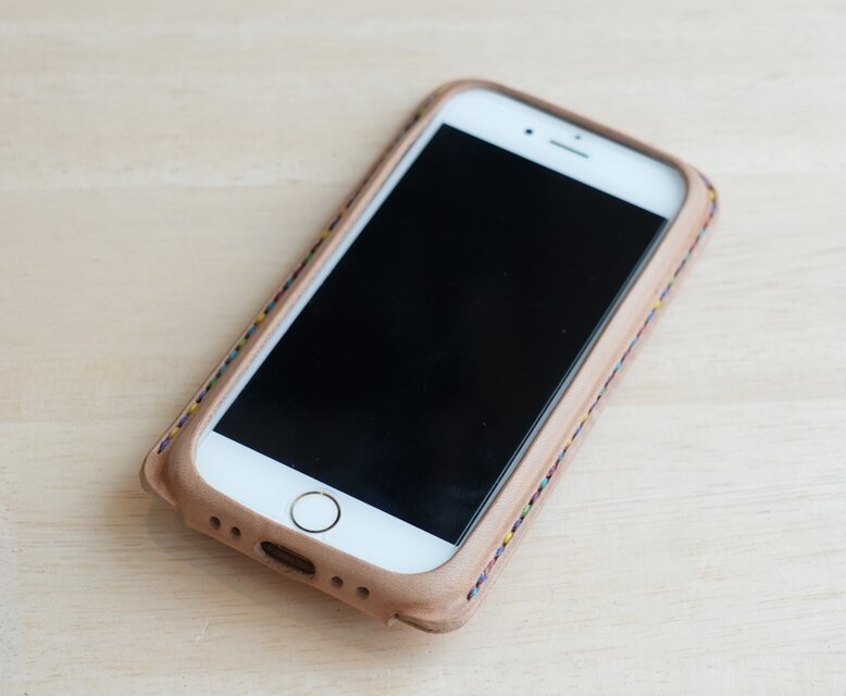 手縫い本革のiPhoneSE2 カバー（ホック付き） ケース 栃木レザー【名