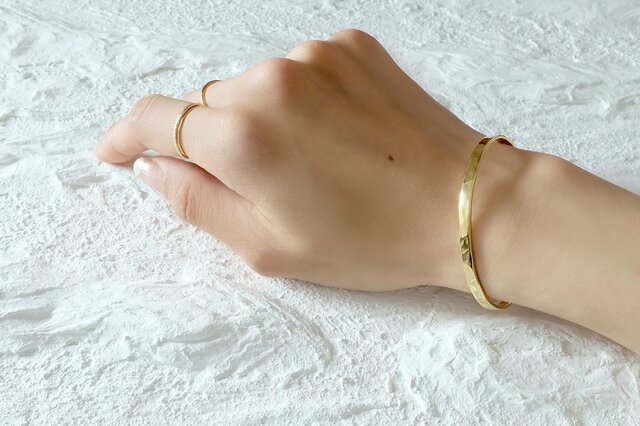 SLIM：K18仕上げゴールド鎚目バングル《刻印OK》 | iichi 日々の暮らし