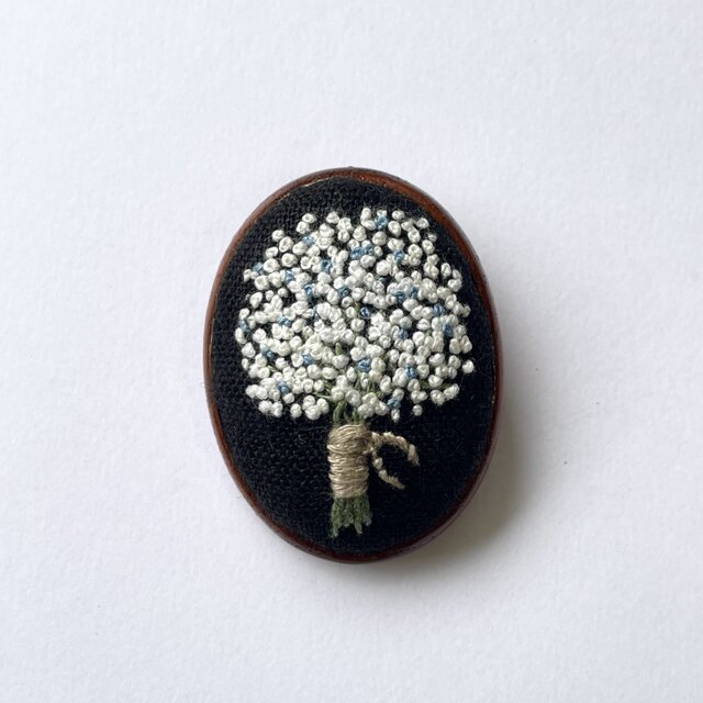 かすみ草のブーケ 木枠の刺繍ブローチ(ブルー) | iichi 日々の暮らしを