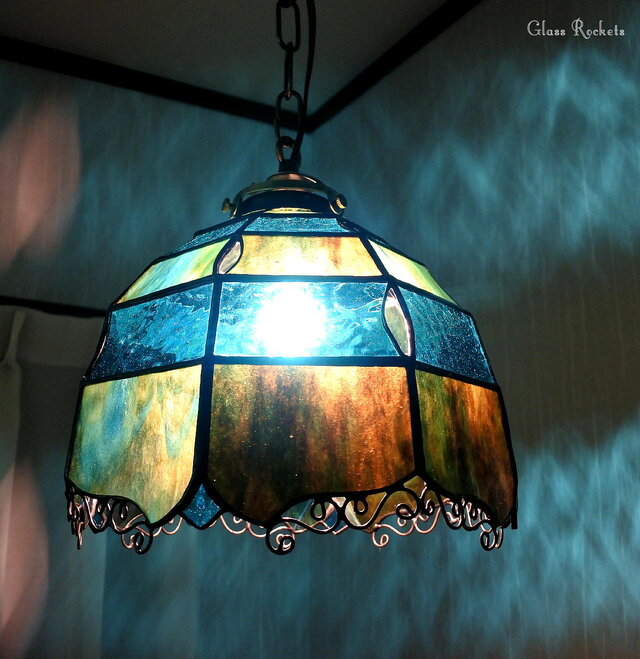 送料無料 青緑の泉ステンドグラスランプ 照明 ライト ペンダント 再販