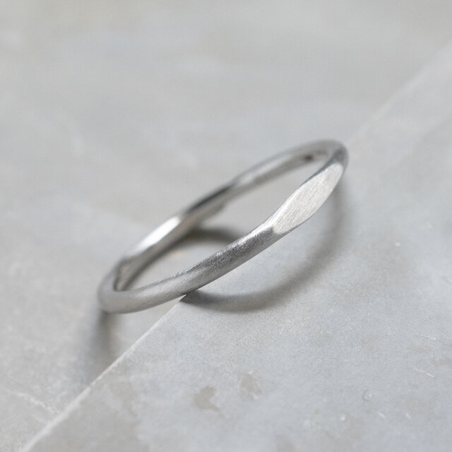 つや消し PT900プラチナワンポイント槌目プレーンリング 1.5mm幅