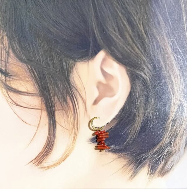 不揃いな大きさの赤珊瑚 クロッシング フープピアス K16GP レッド