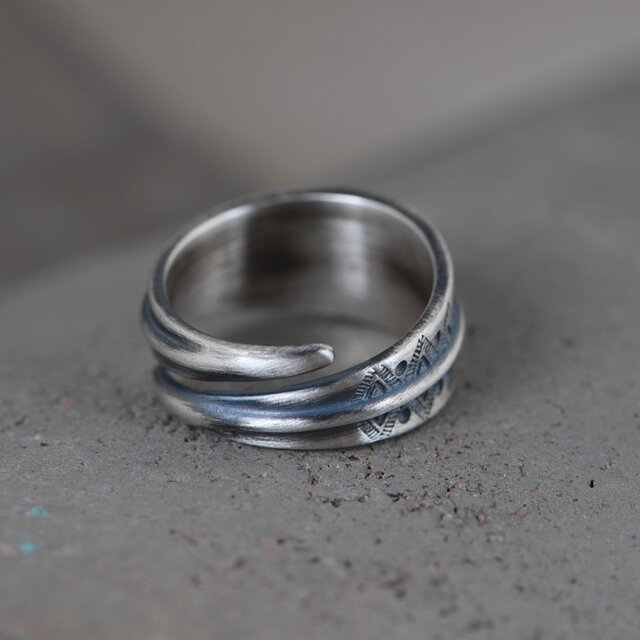 オシャレな彫金リング 繊細なデザインのアクセサリー R289 | iichi