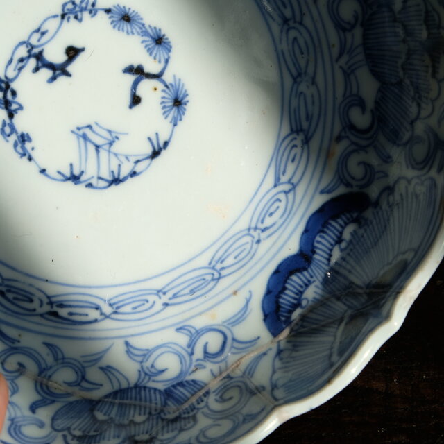 ジャンク品】線描きで素敵◇花唐草と蝶々。伊万里 染付膾皿 antiques