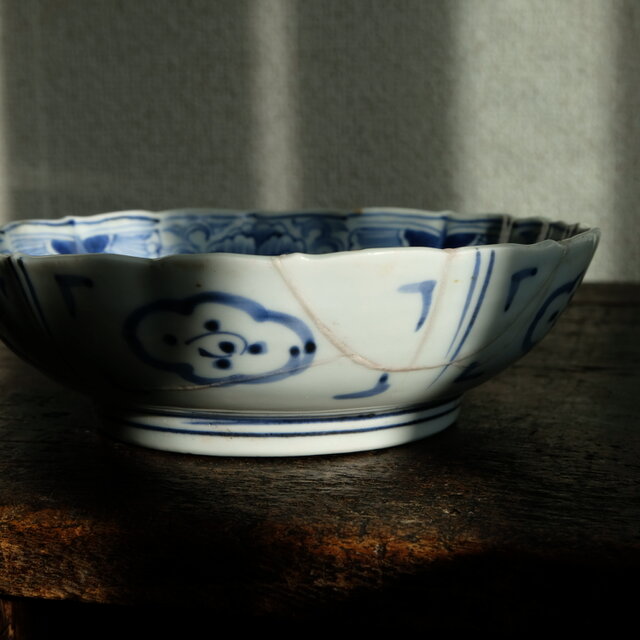 ジャンク品】線描きで素敵◇花唐草と蝶々。伊万里 染付膾皿 antiques