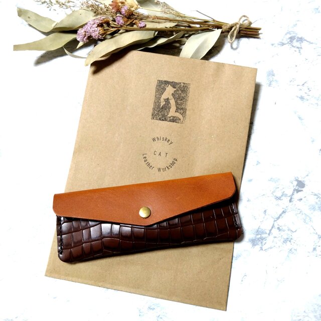 クロコダイル型押し革とヌメ革のコンビネーションペンケース