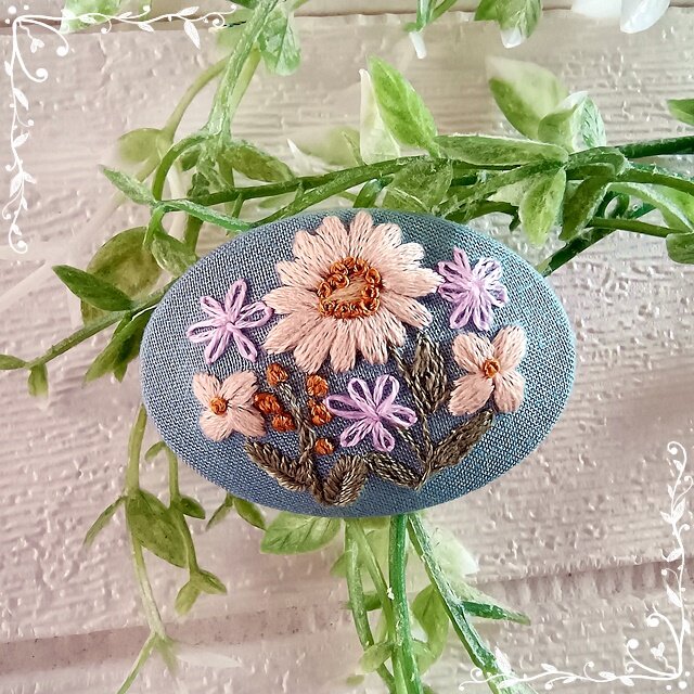 手刺繍のブローチ | iichi 日々の暮らしを心地よくするハンドメイドや