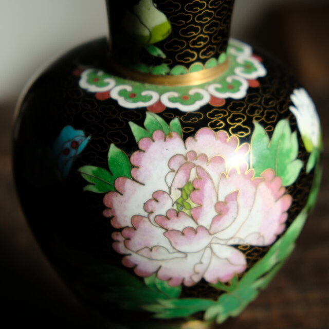 シノワズリな雰囲気◇花と蝶々 中国産 七宝焼 花瓶 芍薬 壺 チャイナ