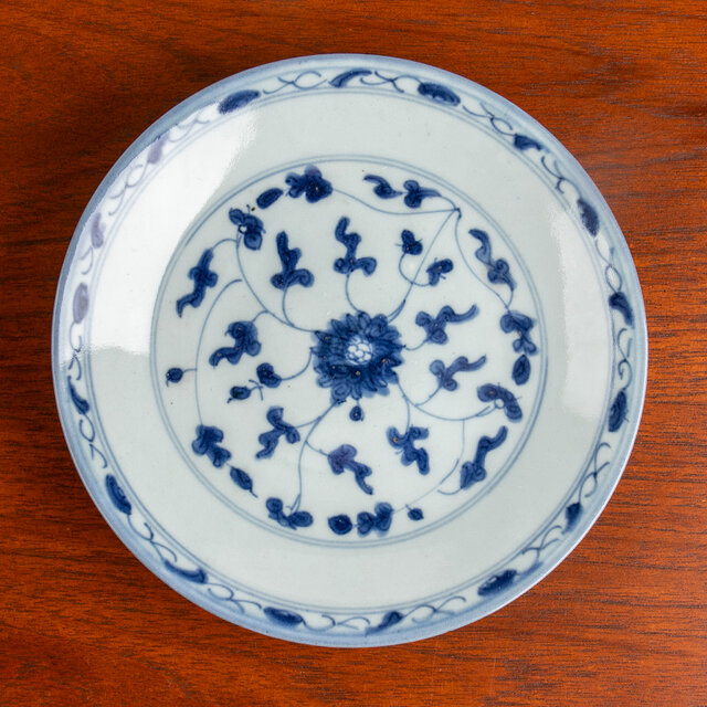 唐物 染付 花唐草文 中皿 | iichi 日々の暮らしを心地よくする
