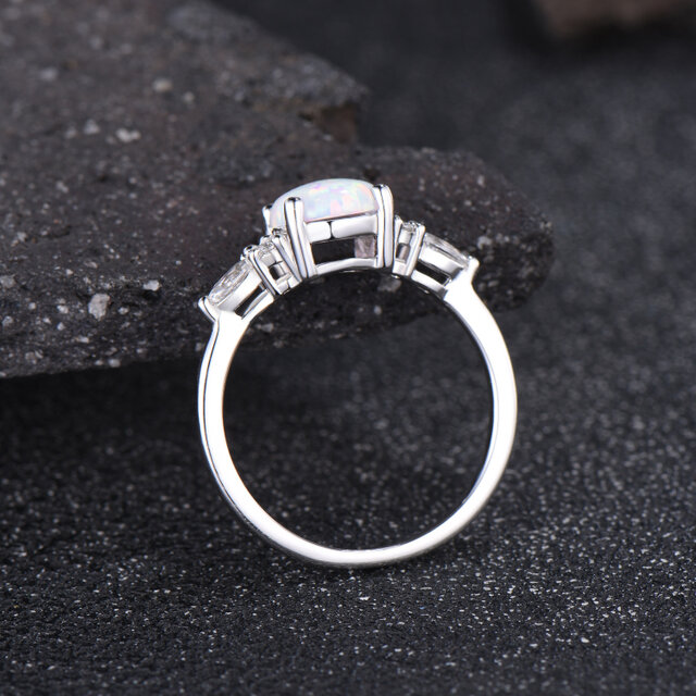 10月の誕生石ホワイトオパールリング モアッサナイトエンゲージリング