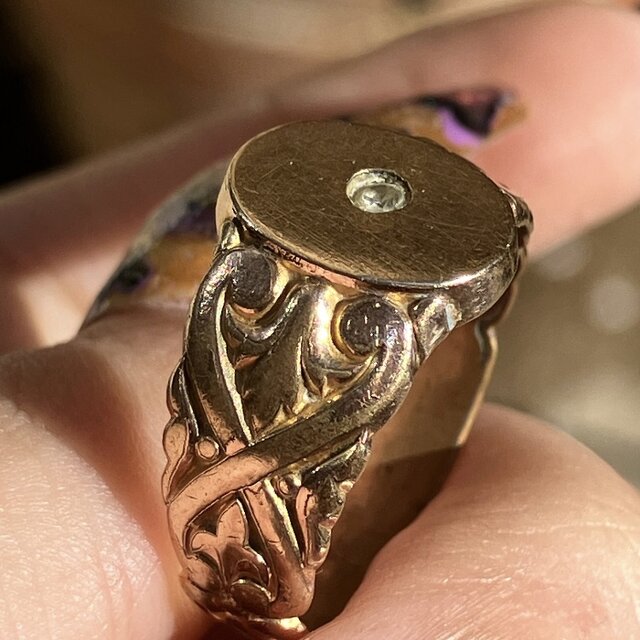 042 アンティーク 「時を刻む光」ビクトリア朝のクラシックなリング