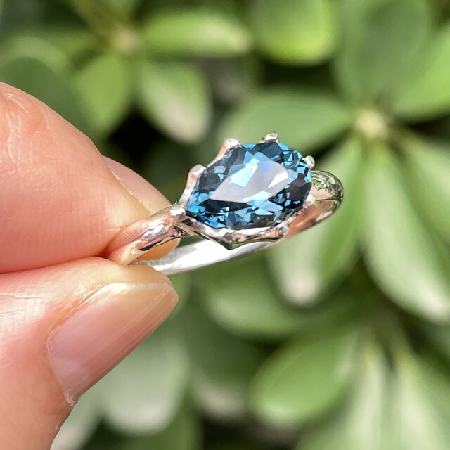 ロンドンブルートパーズ きらめく深いブルーのしずく 2.5ct シルバー