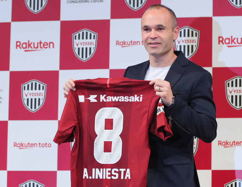 J1：イニエスタ「8」変わらず ルール改定リーグも柔軟 | 毎日新聞