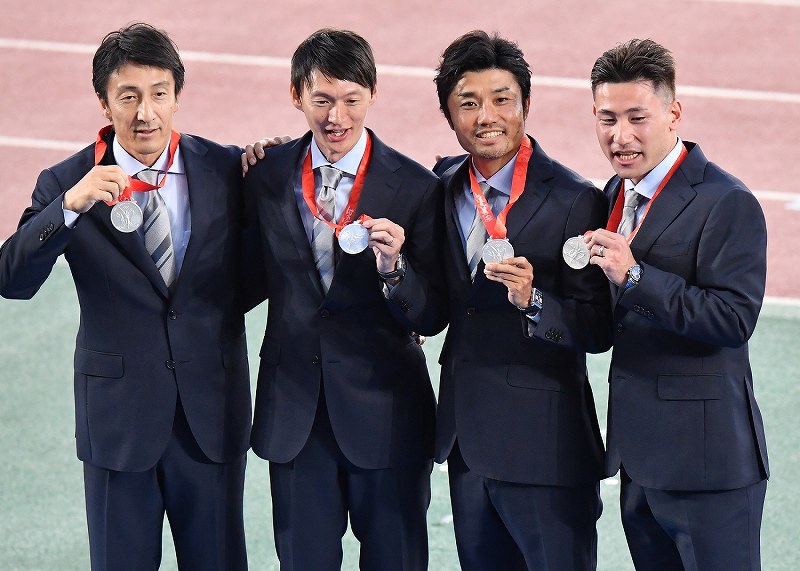 北京五輪400リレーメンバーに銀メダル 朝原さんら4人、新たな思い