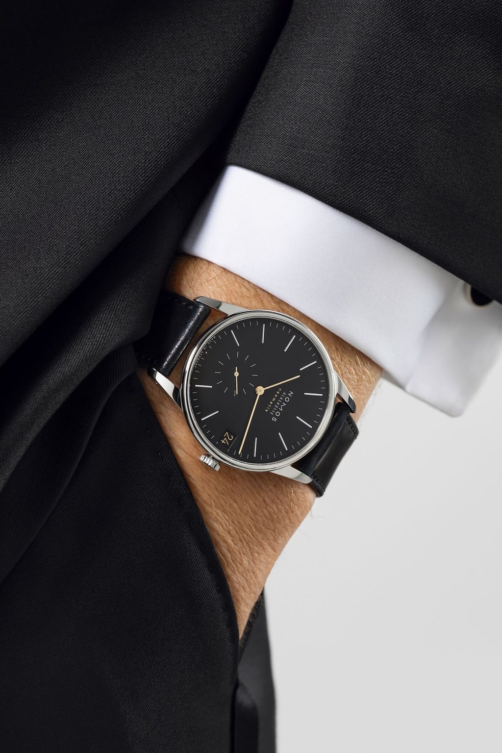 黒色の文字盤を持つ機械式腕時計｜ノモス グラスヒュッテ – NOMOS