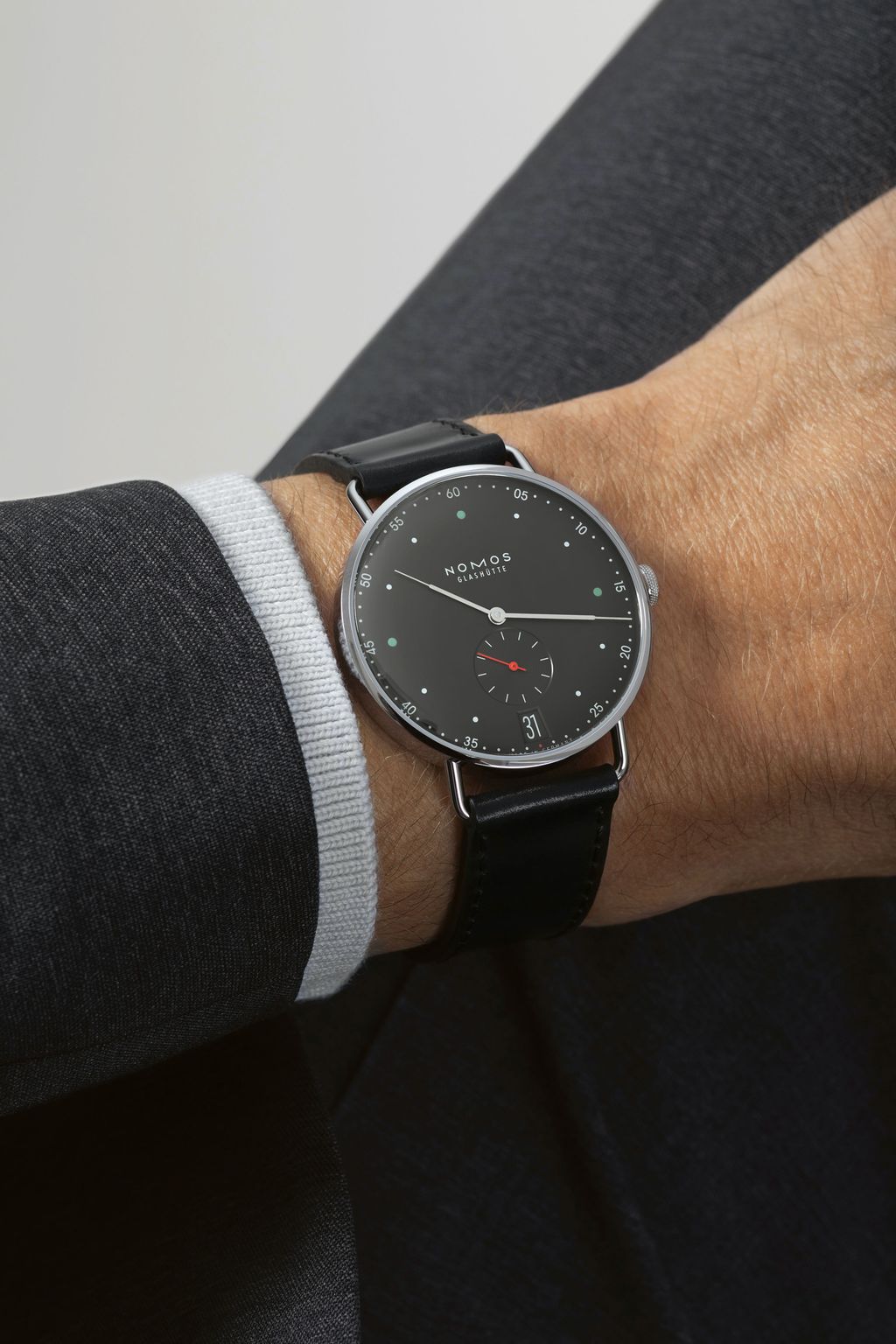 黒色の文字盤を持つ機械式腕時計｜ノモス グラスヒュッテ – NOMOS