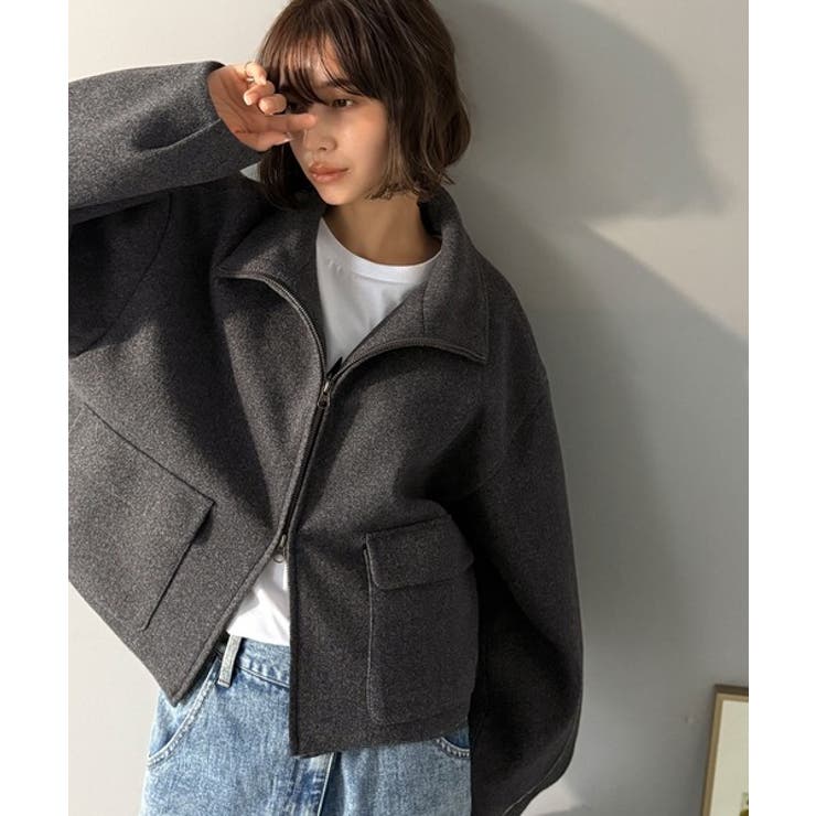 シンプルなのに映える、冬の主役アウター。ショート丈ダブルZIP