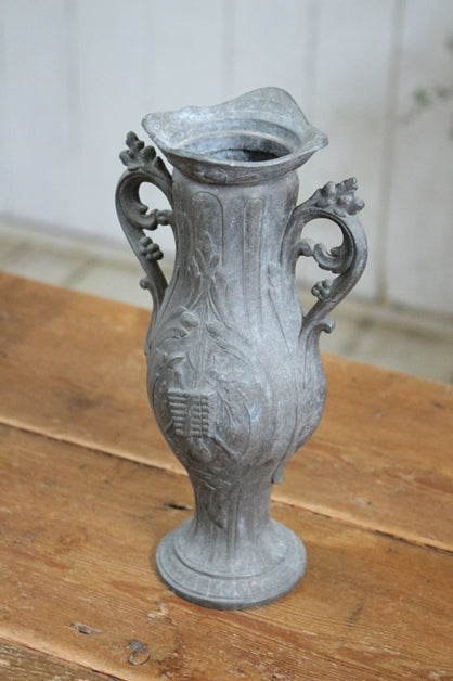 装飾も美しいエタン製フラワーベース（高さ23.5cm） フランス