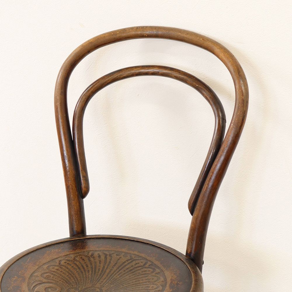 座面のエンボス模様も素敵♪ ベントウッドチェア VC110-099001