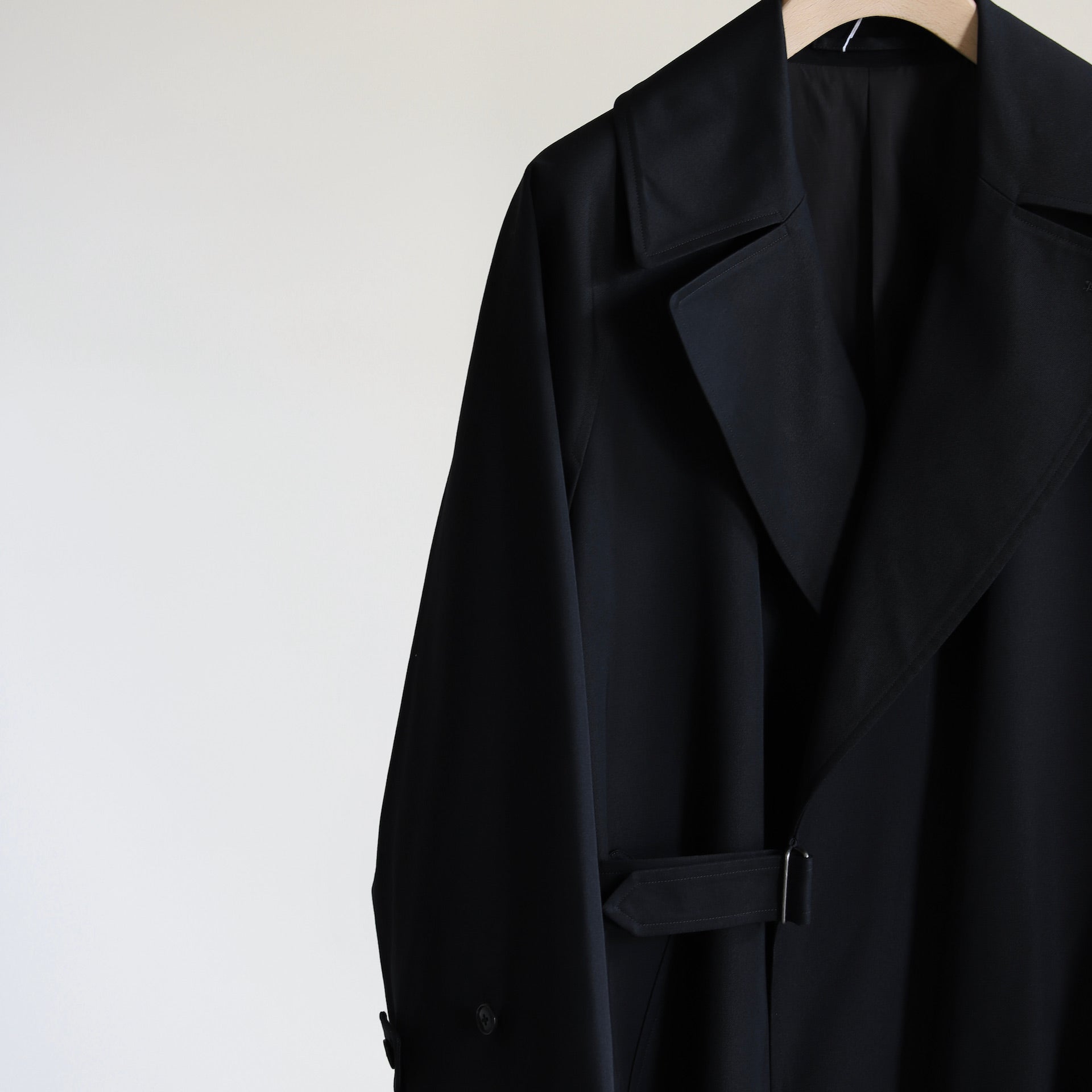 COMOLI “ブラック”タイロッケンコート – CASANOVA&CO