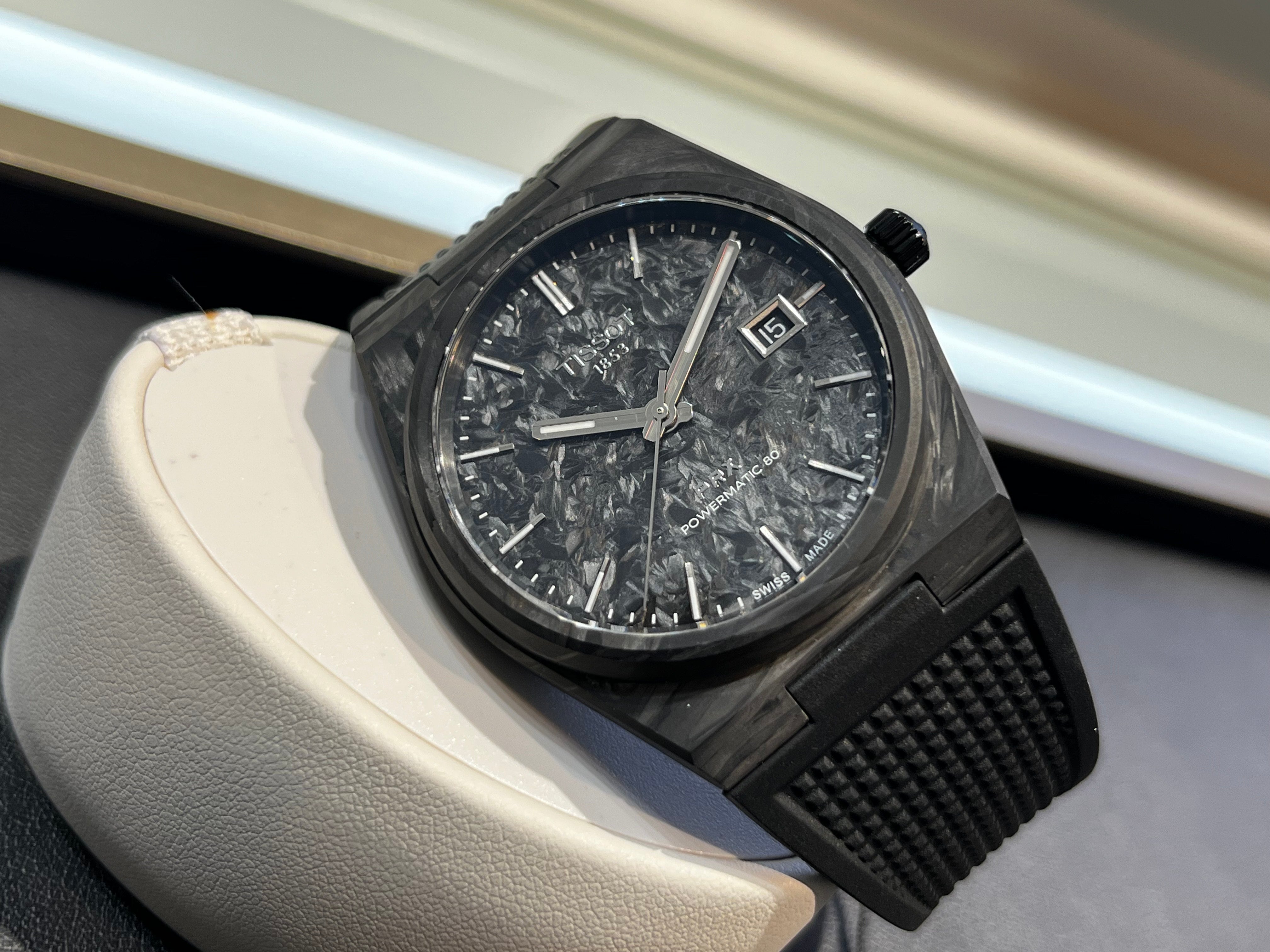 TISSOT PRX 個性溢れるカーボンモデルをユーザーのスタッフがレビュー