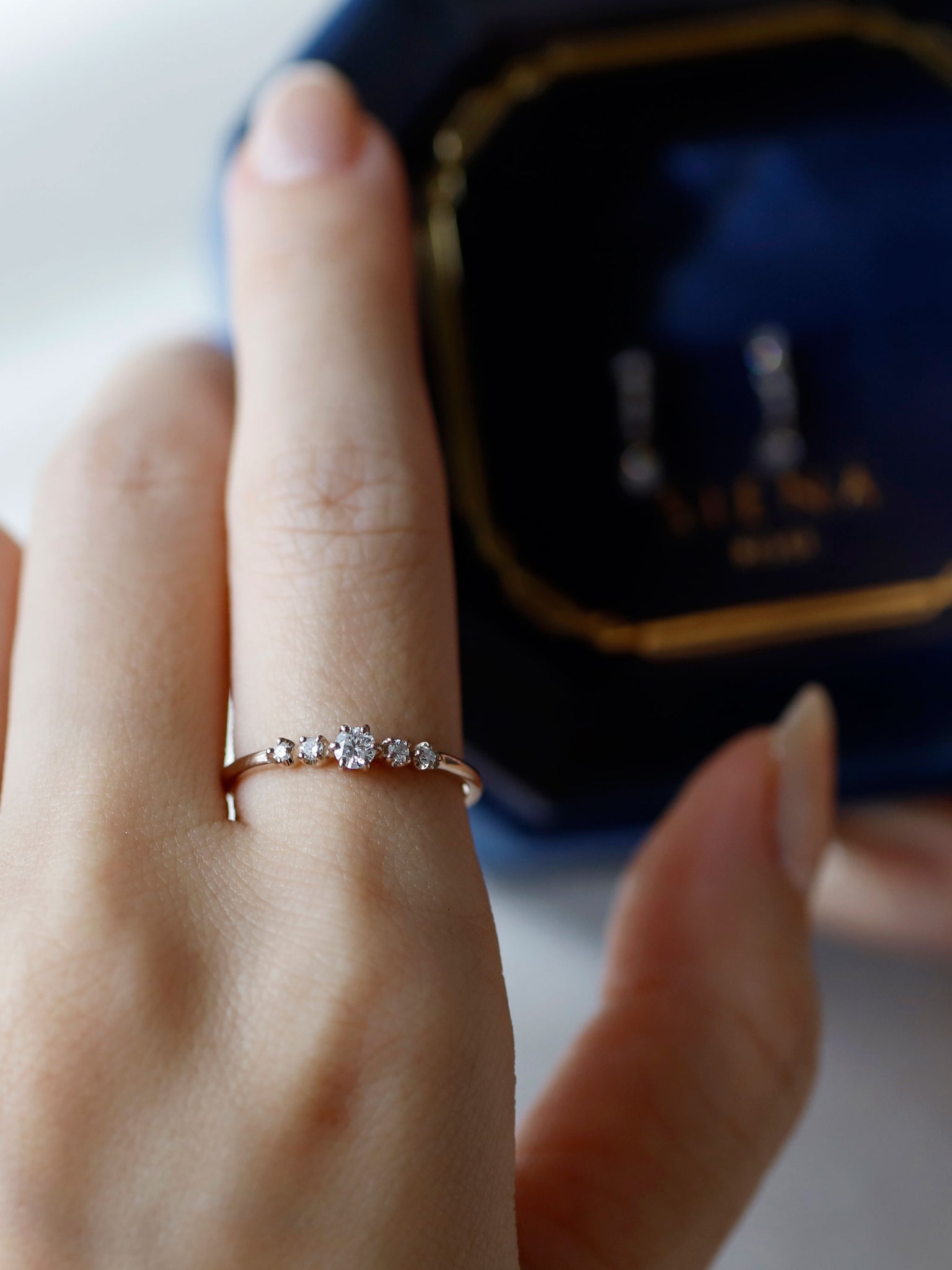 記念日を華やかに彩る、アニバーサリージュエリーがオンラインに新登場！