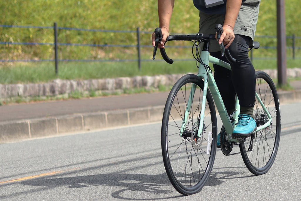 初めてのロードバイク定番モデルに新色が追加！「KhodaaBloom FARNA