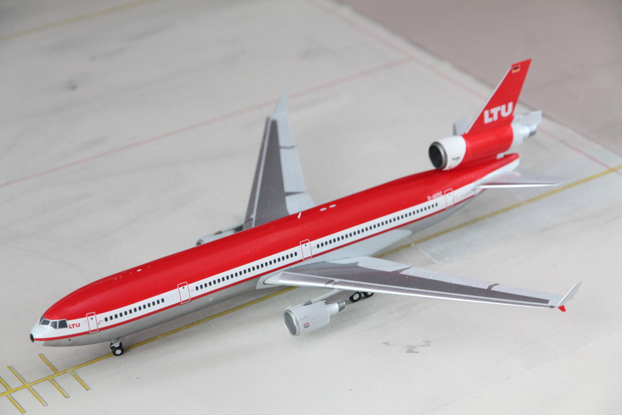 1:200 LTU McDonnell Douglas MD-11 D-AERZ JC Wings LH2312 - Diecast