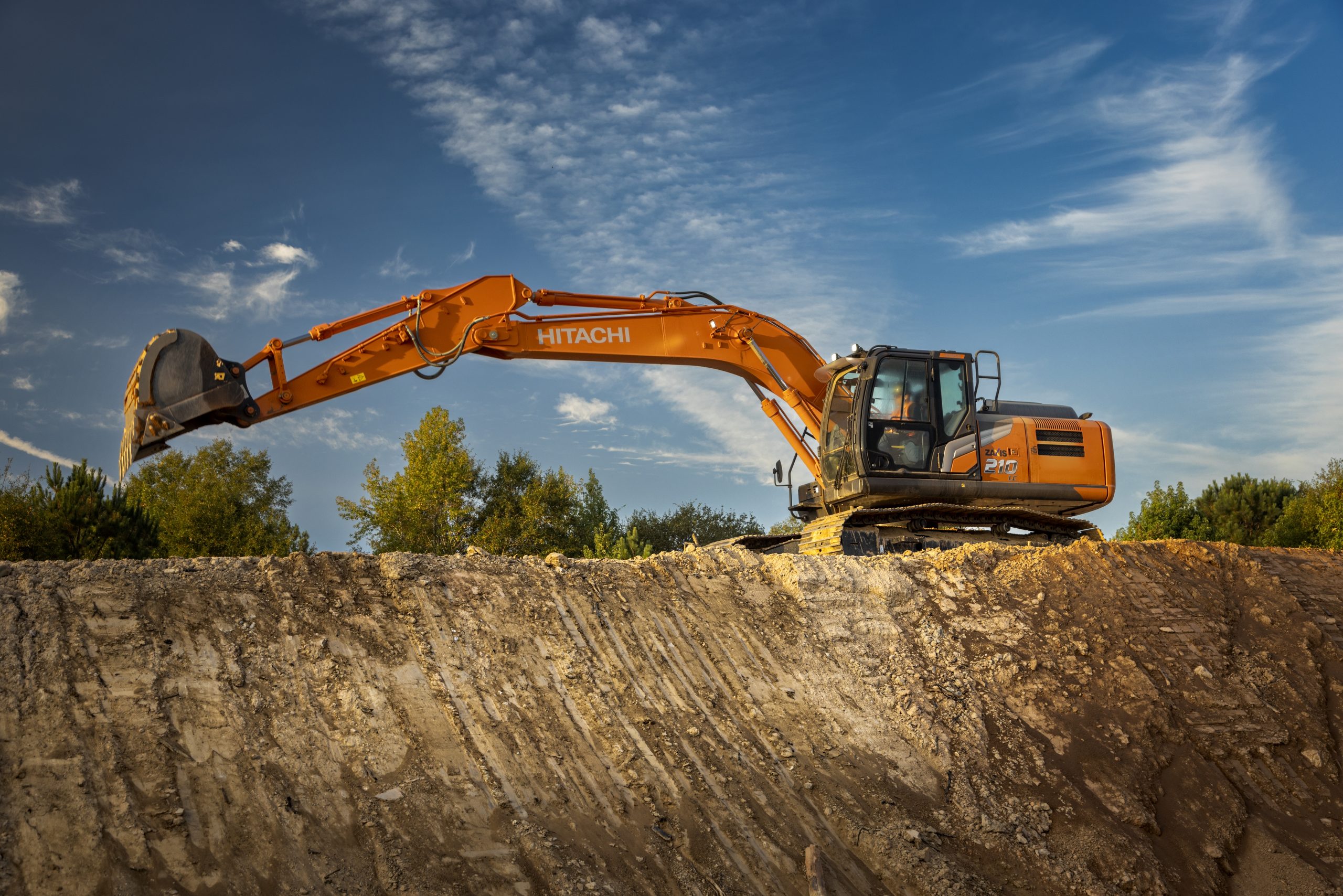 ZX210LC-7H_jobsite_working-5-