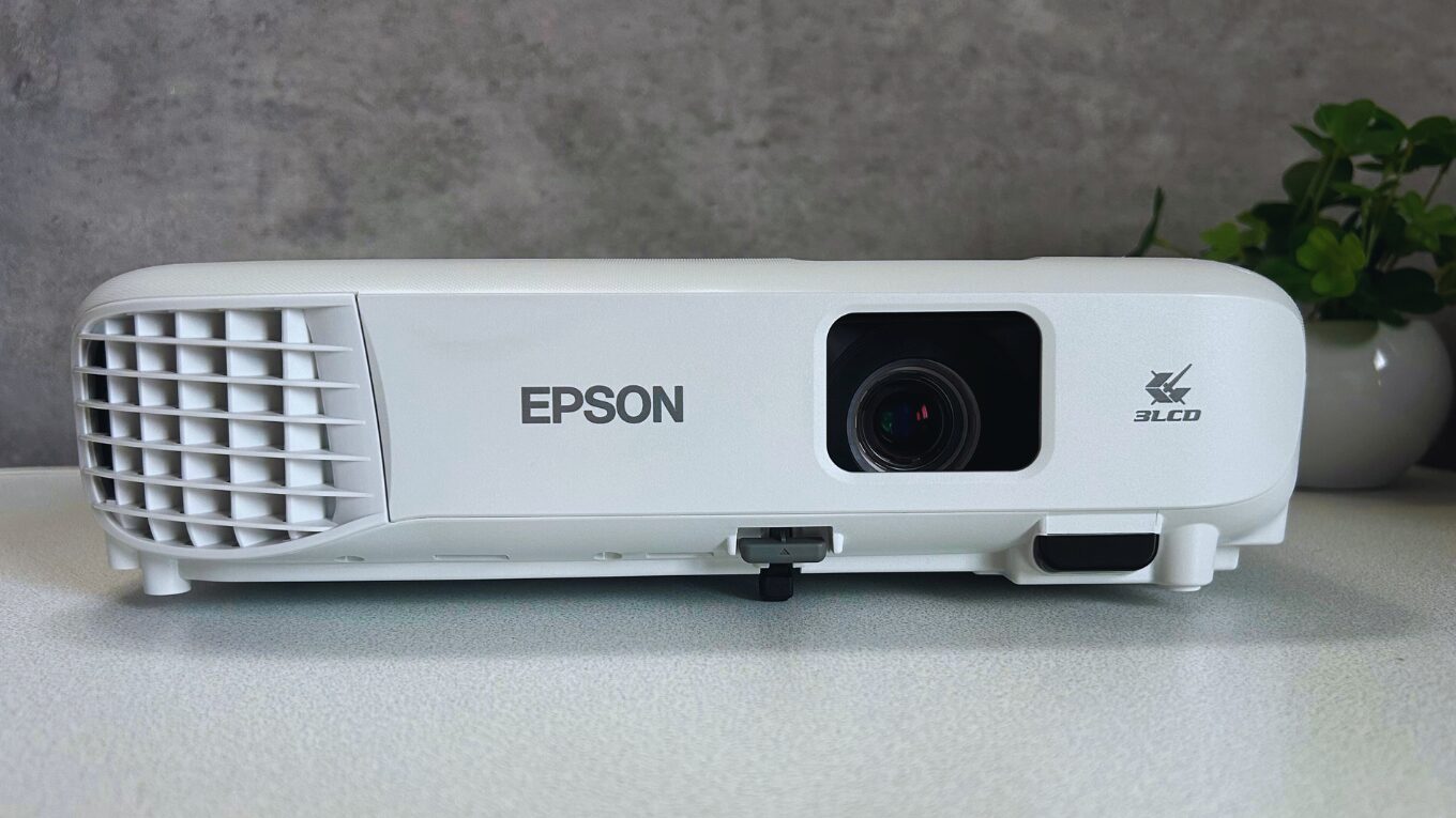 一番お手頃なエントリーモデル】EPSON EB-E01を徹底レビュー【昼でも