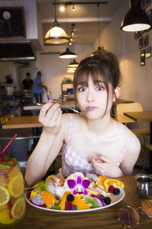 松村沙友理、写真集のオフショットを解禁 ハワイグルメを堪能する