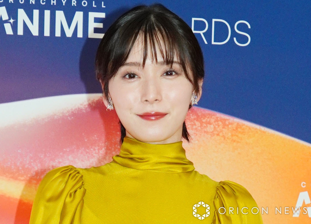 CAA】松岡茉優、つやめく黄緑色のロングドレスで登場 オレンジ