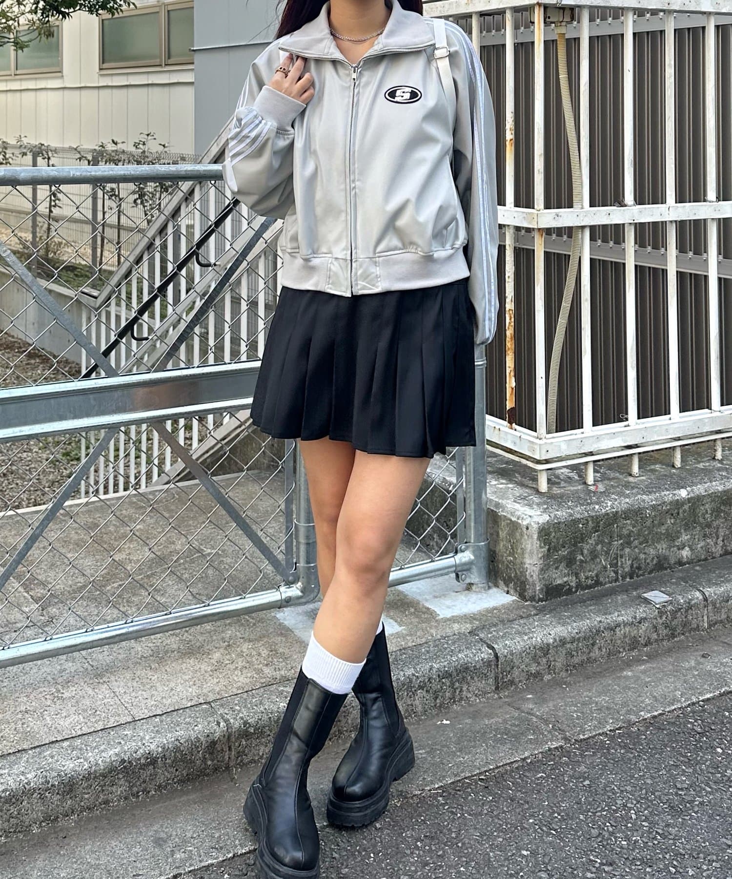 WHO'S WHO gallery】Sロゴフェイクレザースタンドカラーブルゾン