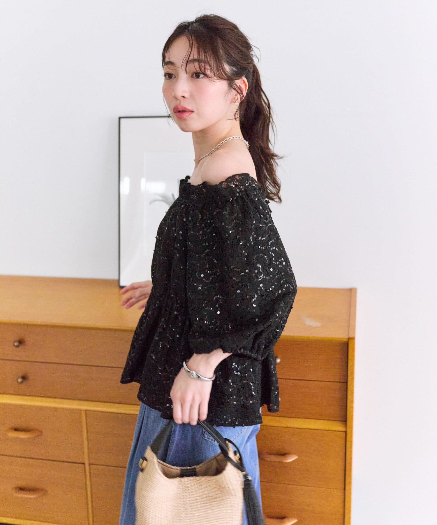 La boutique BonBon】スパンコールレースオフショルブラウス | OUTLET