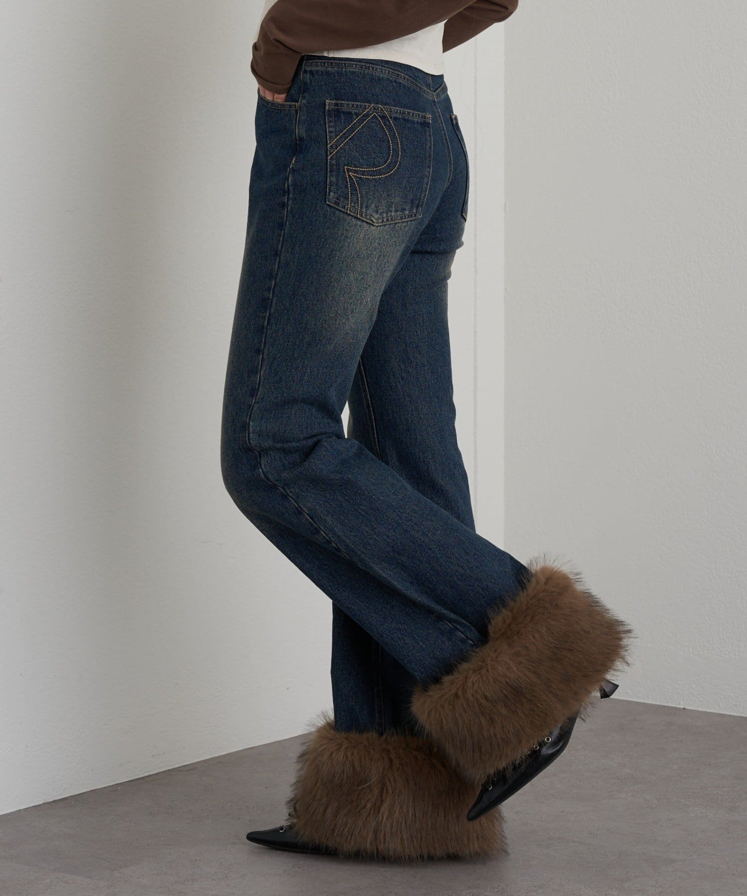 裾取りはずしファーデニムフレアパンツ | RAY CASSIN(レイカズン