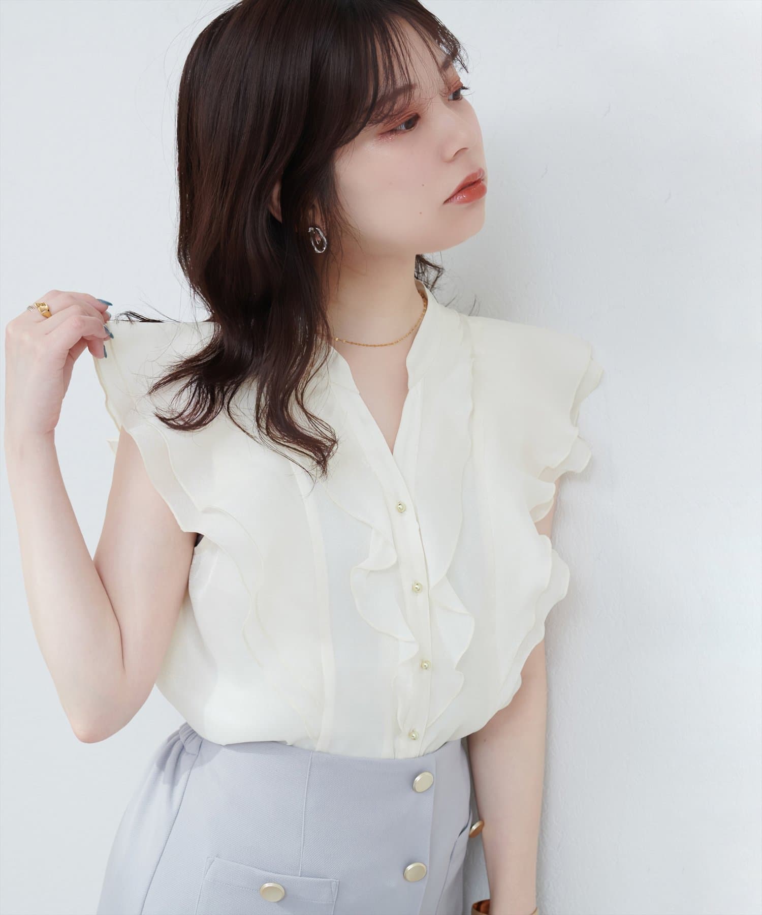 SNSで大人気/新色追加】ラッフルフリルキーネックブラウス | natural