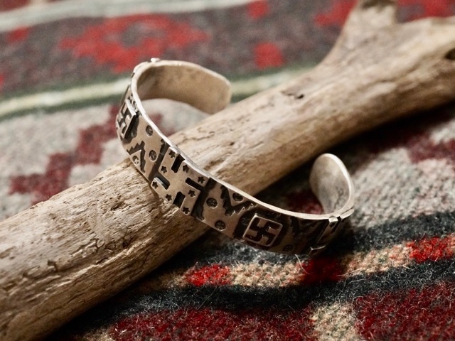 INDIAN JEWELRY : HAMMERING STUMP WORK SILVER BANGLE ” BO GARY