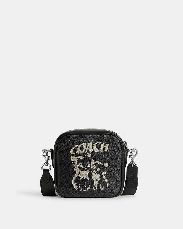 公式】COACH – コーチ | 【LIL NAS X DROP BY COACH】カメラ バッグ