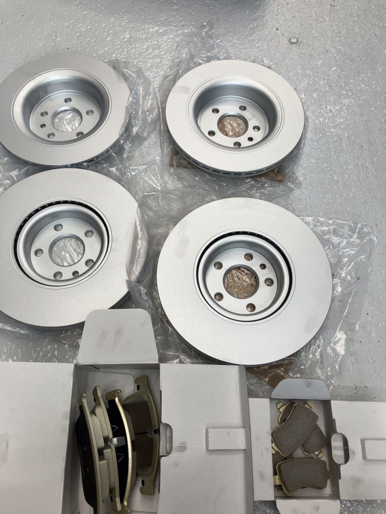 ボルボ XC60 フロント・リアのブレーキディスク・パッド一式の交換を