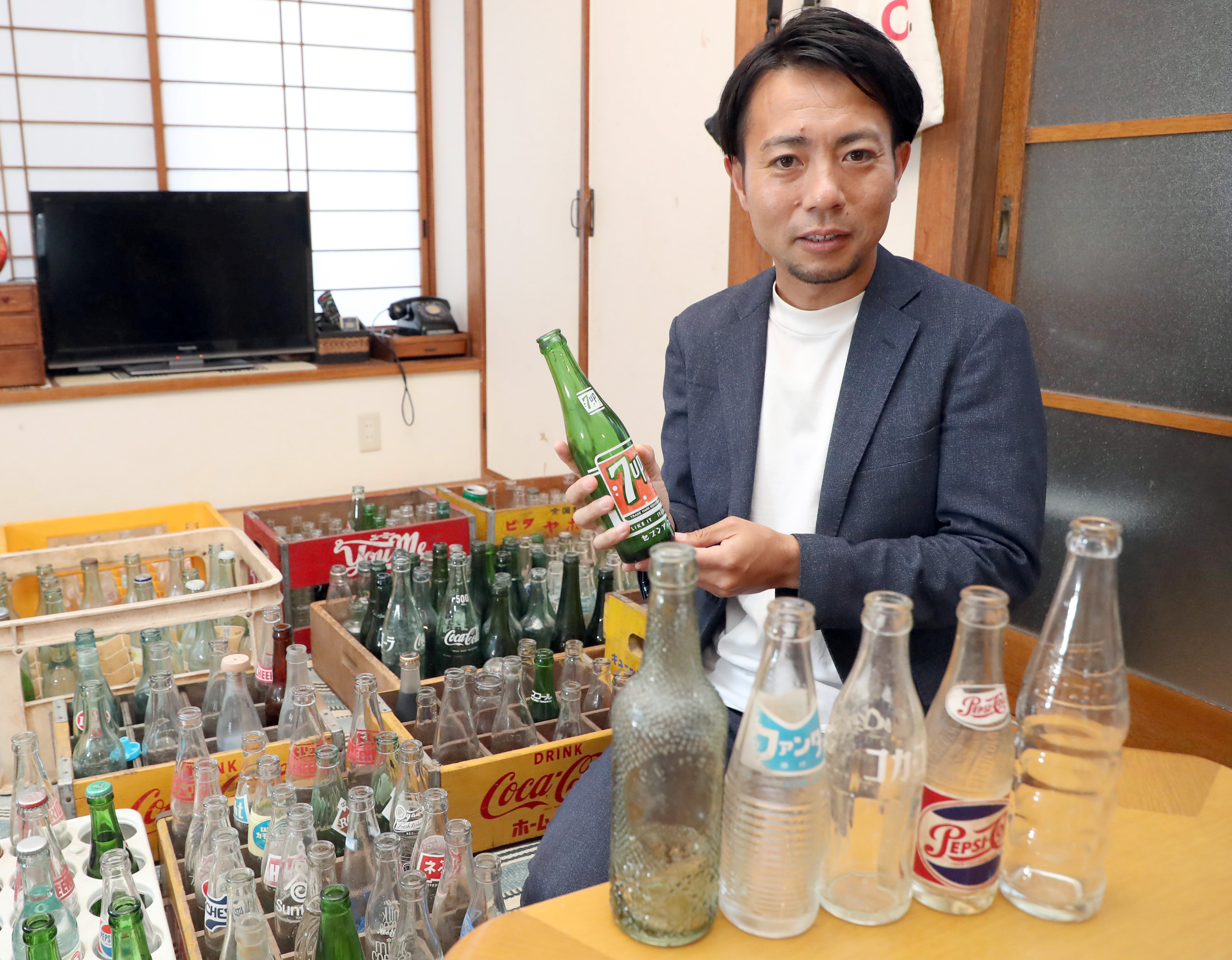 初代ファンタ、透明コーラ…山でレアなレトロビン続々発掘の収集家