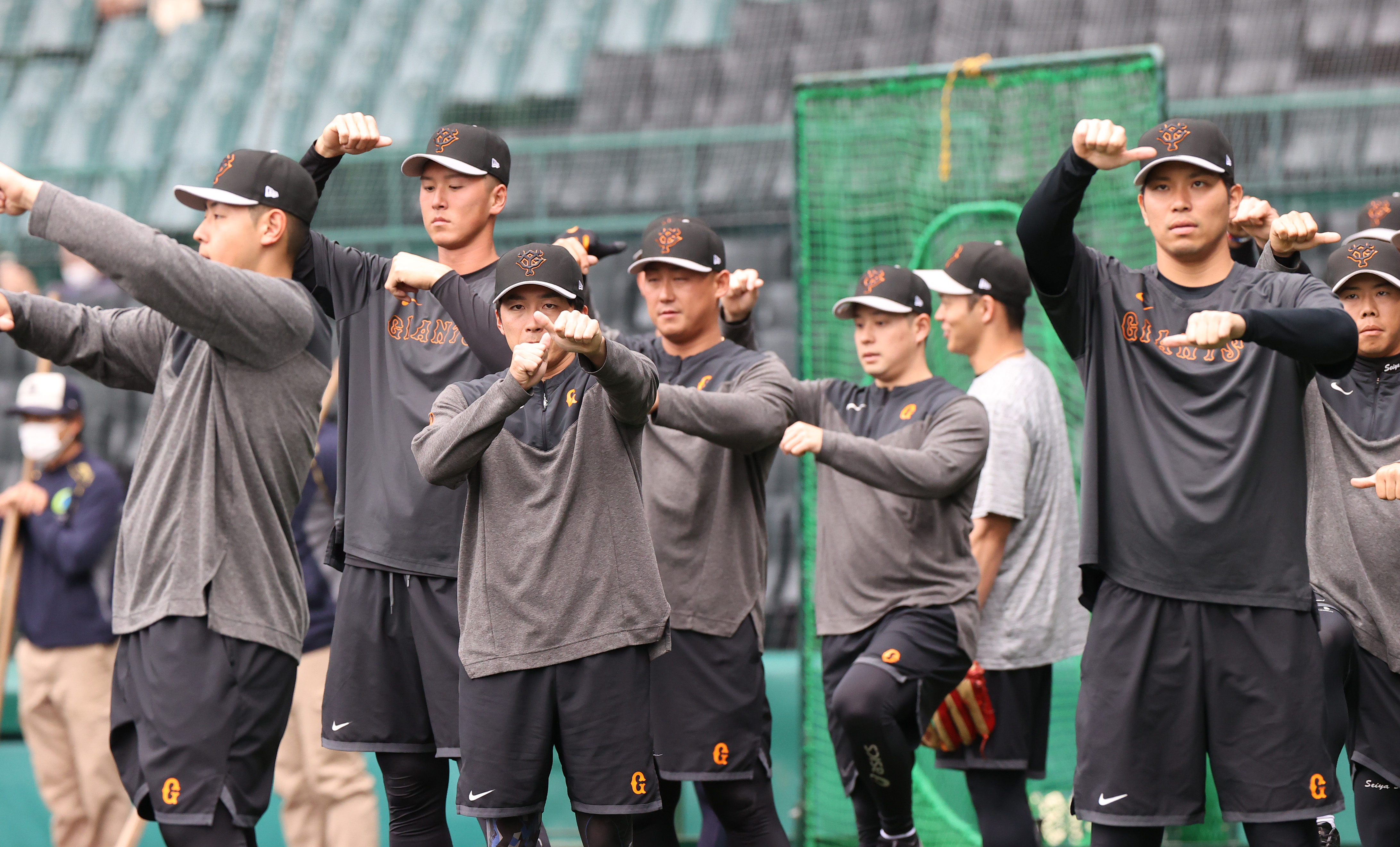 虎のソナタ】黒ずくめ巨人ナインにビックリ 練習用ウエアでSDGsに