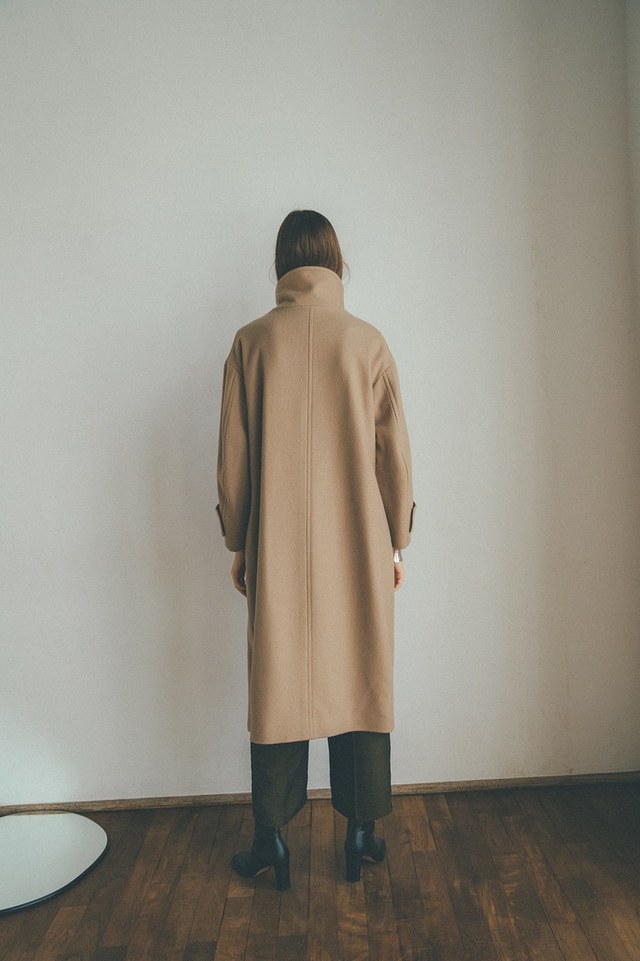 高めのスタンドカラーが映える「アップネックオーバーコート」が