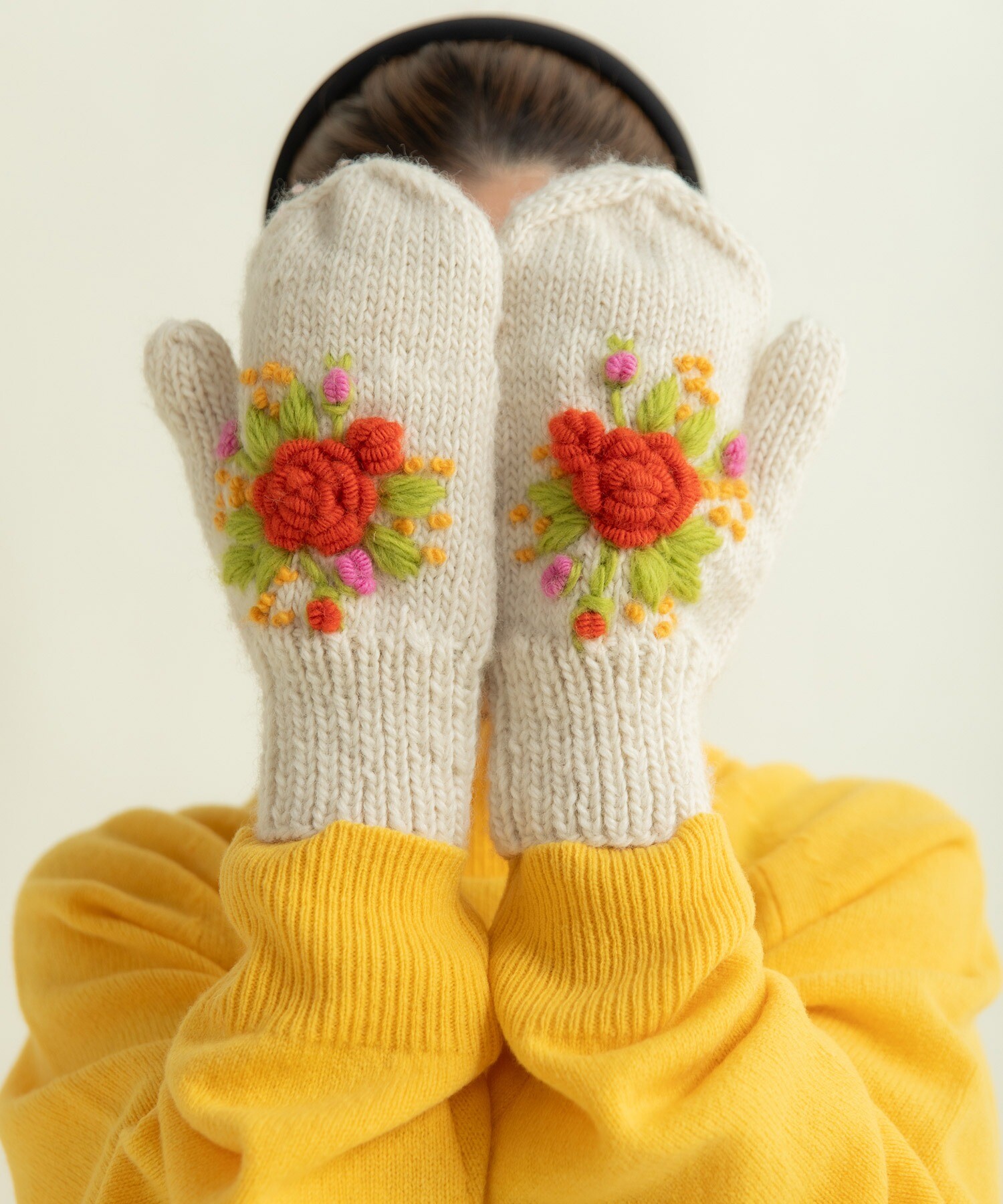 AMBIDEX Store ○【WEB別注】ネパールハンドニット 刺繍ミトン(F クロ
