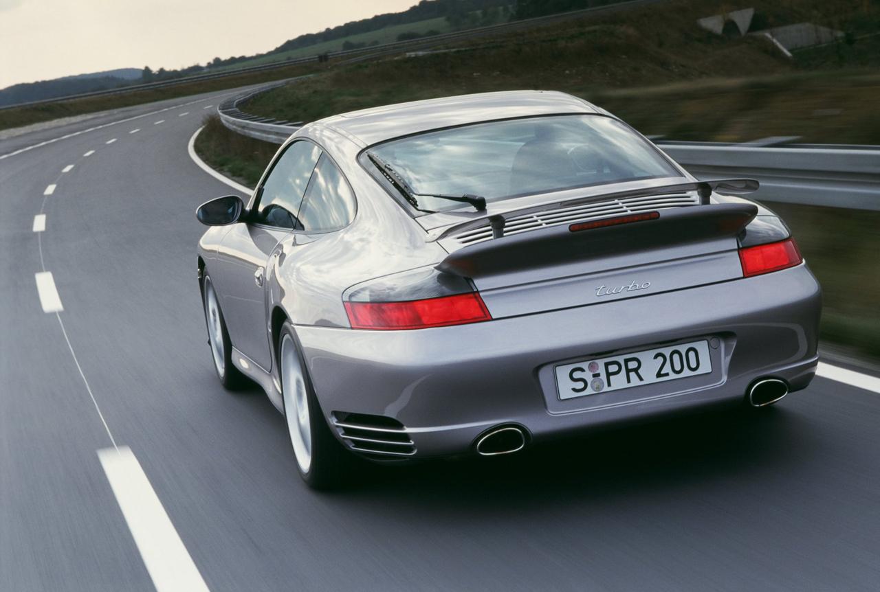 5代目「996ターボ」は水冷化された初めての 911ターボとして、歴史に